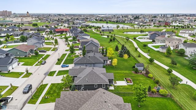 2865 Mcleod Drive E, West Fargo, ND 58078
