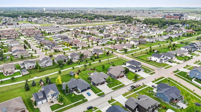 2865 Mcleod Drive E, West Fargo, ND 58078