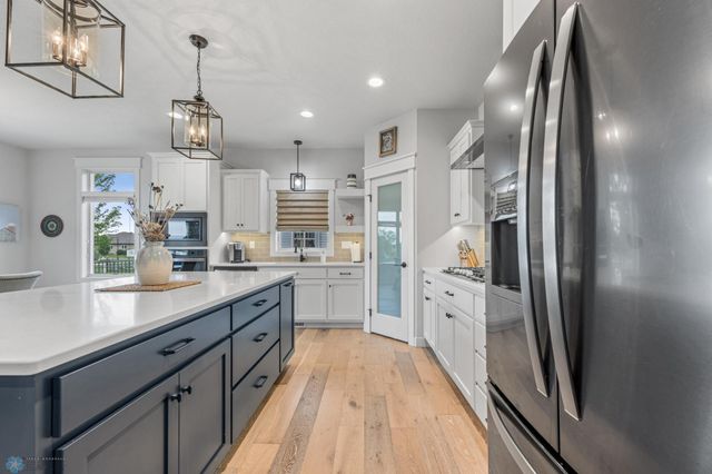 2865 Mcleod Drive E, West Fargo, ND 58078