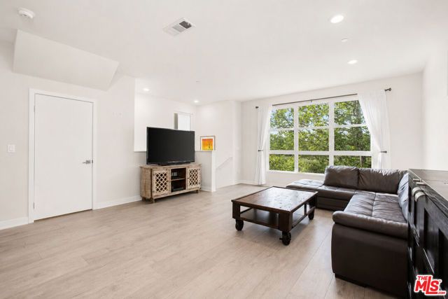 2700 E Chaucer Street 30, Los Angeles, CA 90065