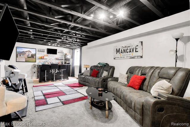 302 Shari Street, Pontiac, MI 48341