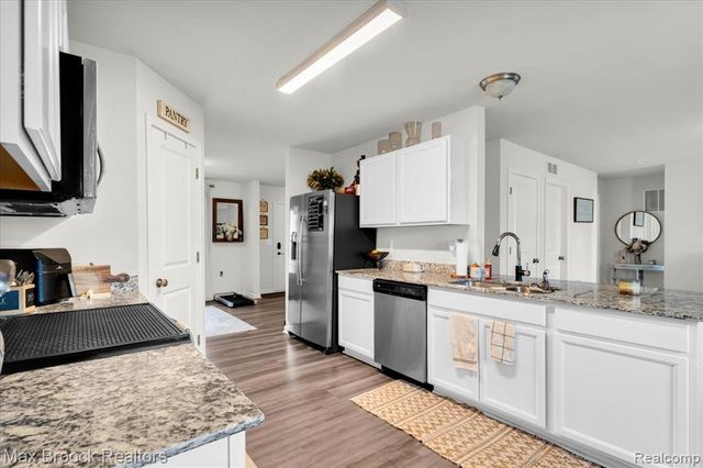 302 Shari Street, Pontiac, MI 48341