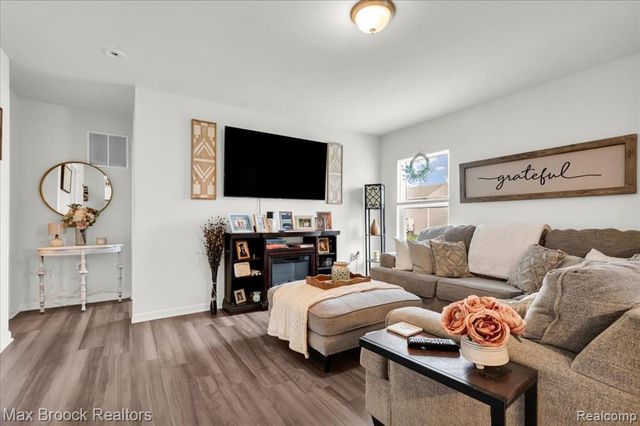 302 Shari Street, Pontiac, MI 48341