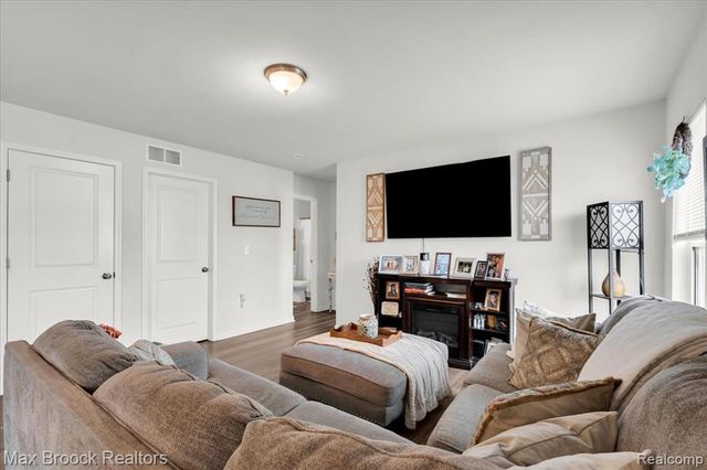 302 Shari Street, Pontiac, MI 48341