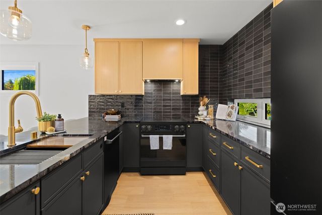 5027 SW Waite Street, Seattle, WA 98116