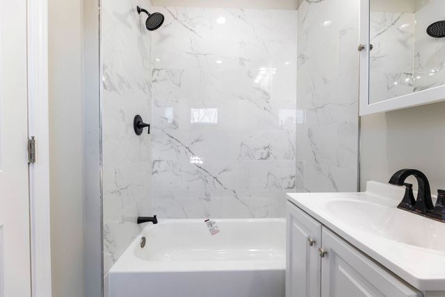 4924 W Congress Parkway, Chicago, IL 60644