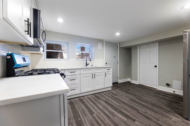 4924 W Congress Parkway, Chicago, IL 60644