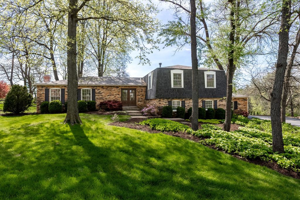Image 1 of property listing at 3 Gingerwood Lane, Bettendorf, IA 52722