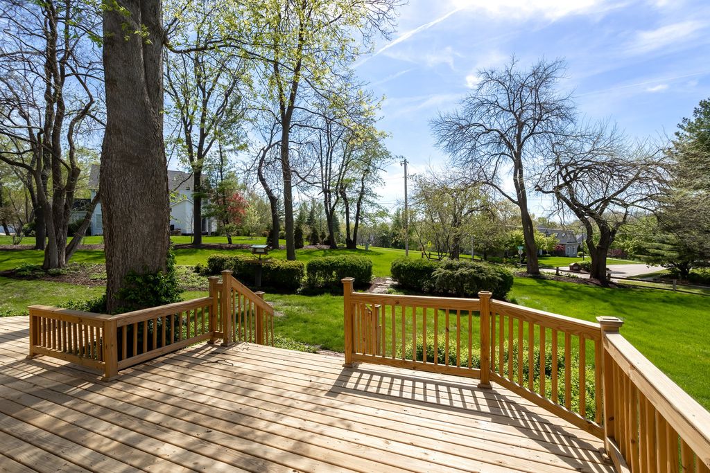 Image 2 of property listing at 3 Gingerwood Lane, Bettendorf, IA 52722