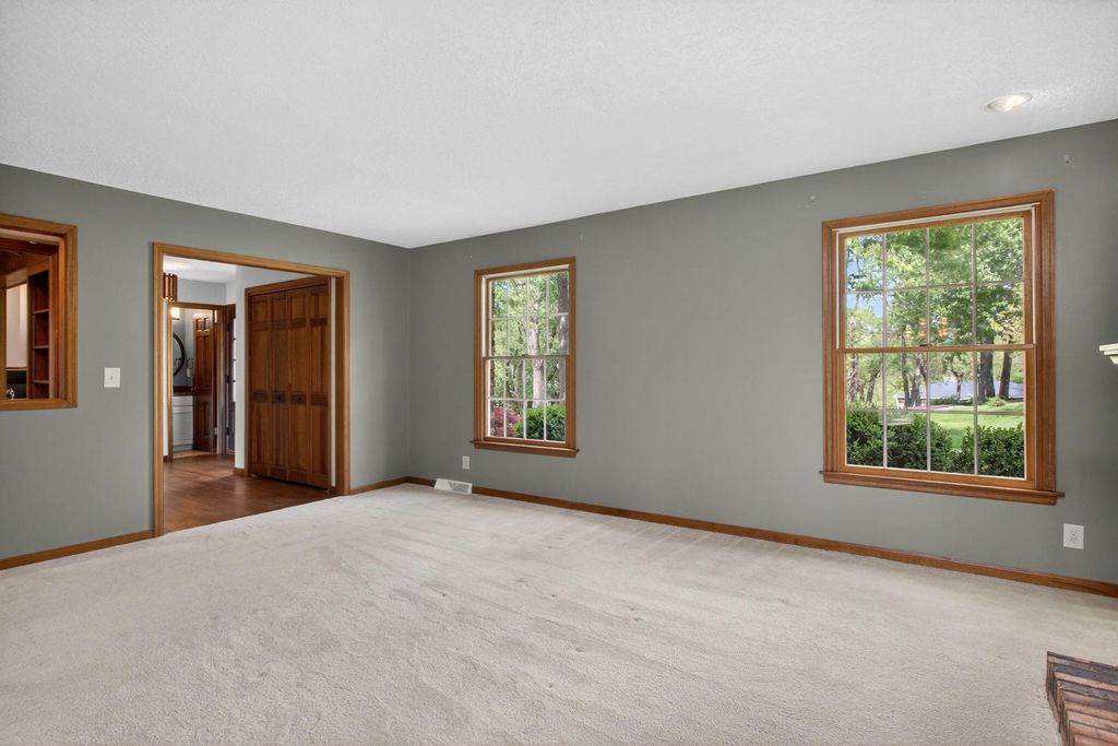 Image 16 of property listing at 3 Gingerwood Lane, Bettendorf, IA 52722