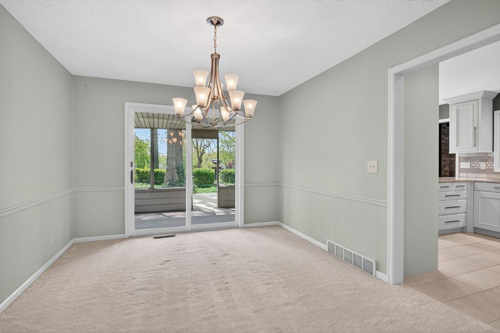 Image 18 of property listing at 3 Gingerwood Lane, Bettendorf, IA 52722