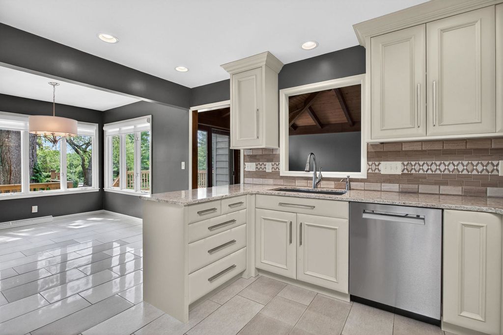 Image 20 of property listing at 3 Gingerwood Lane, Bettendorf, IA 52722