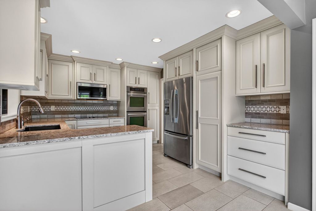 Image 23 of property listing at 3 Gingerwood Lane, Bettendorf, IA 52722