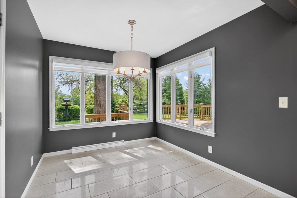 Image 24 of property listing at 3 Gingerwood Lane, Bettendorf, IA 52722