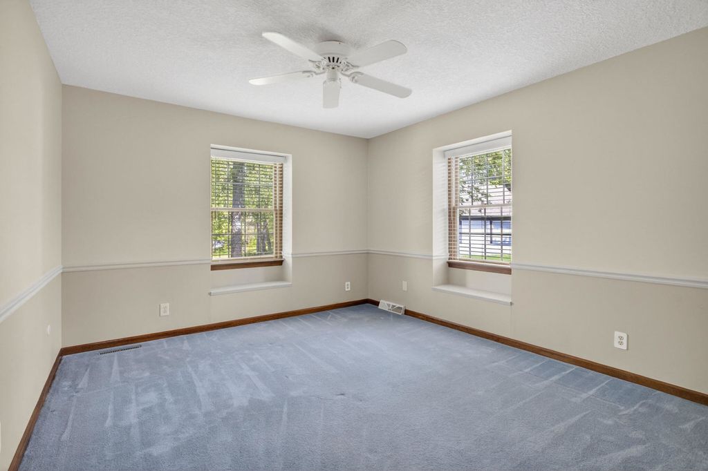 Image 27 of property listing at 3 Gingerwood Lane, Bettendorf, IA 52722