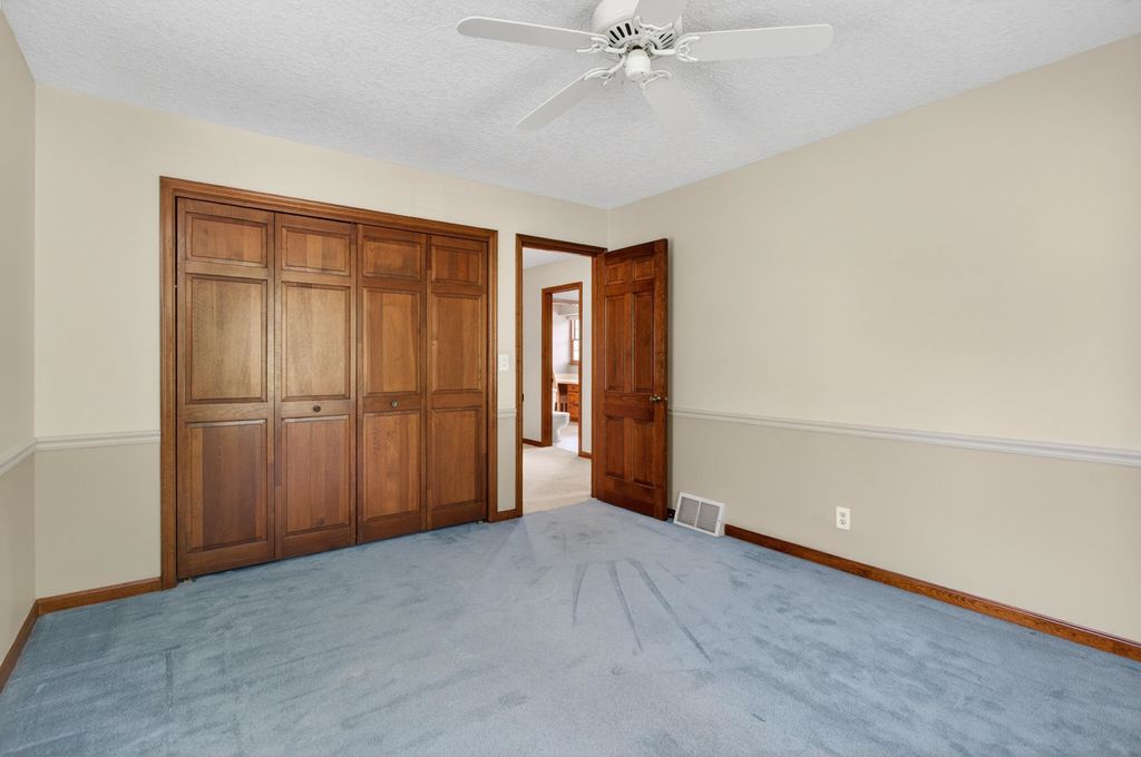 Image 28 of property listing at 3 Gingerwood Lane, Bettendorf, IA 52722