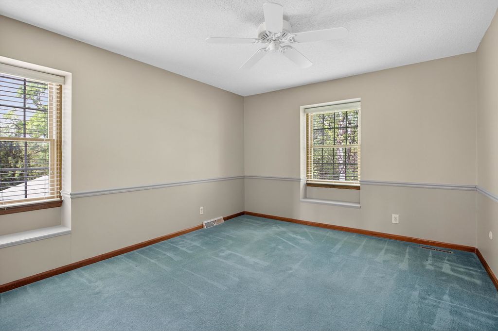 Image 29 of property listing at 3 Gingerwood Lane, Bettendorf, IA 52722