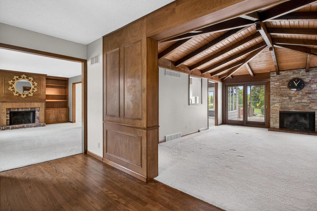 Image 4 of property listing at 3 Gingerwood Lane, Bettendorf, IA 52722