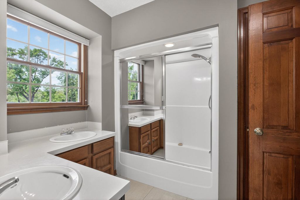Image 32 of property listing at 3 Gingerwood Lane, Bettendorf, IA 52722