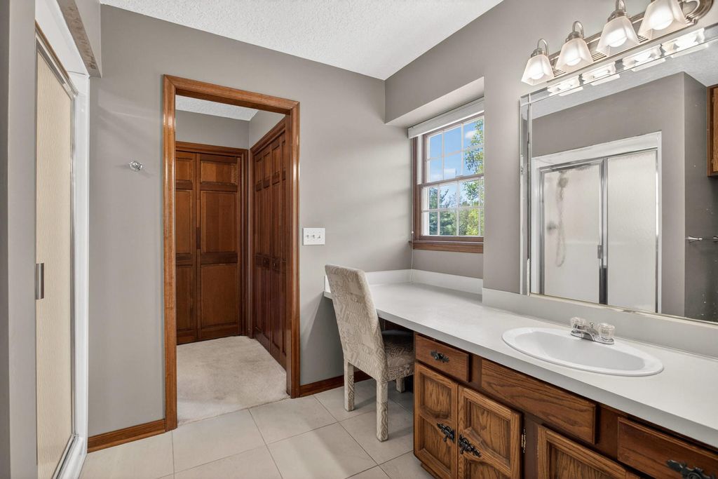 Image 33 of property listing at 3 Gingerwood Lane, Bettendorf, IA 52722