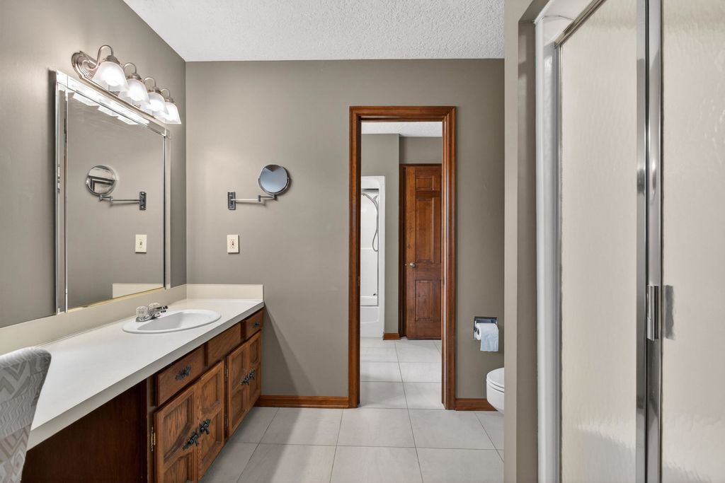 Image 35 of property listing at 3 Gingerwood Lane, Bettendorf, IA 52722