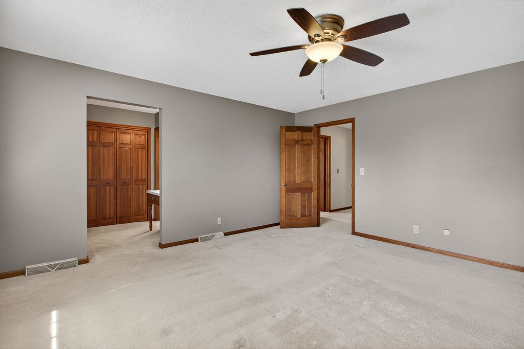 Image 38 of property listing at 3 Gingerwood Lane, Bettendorf, IA 52722