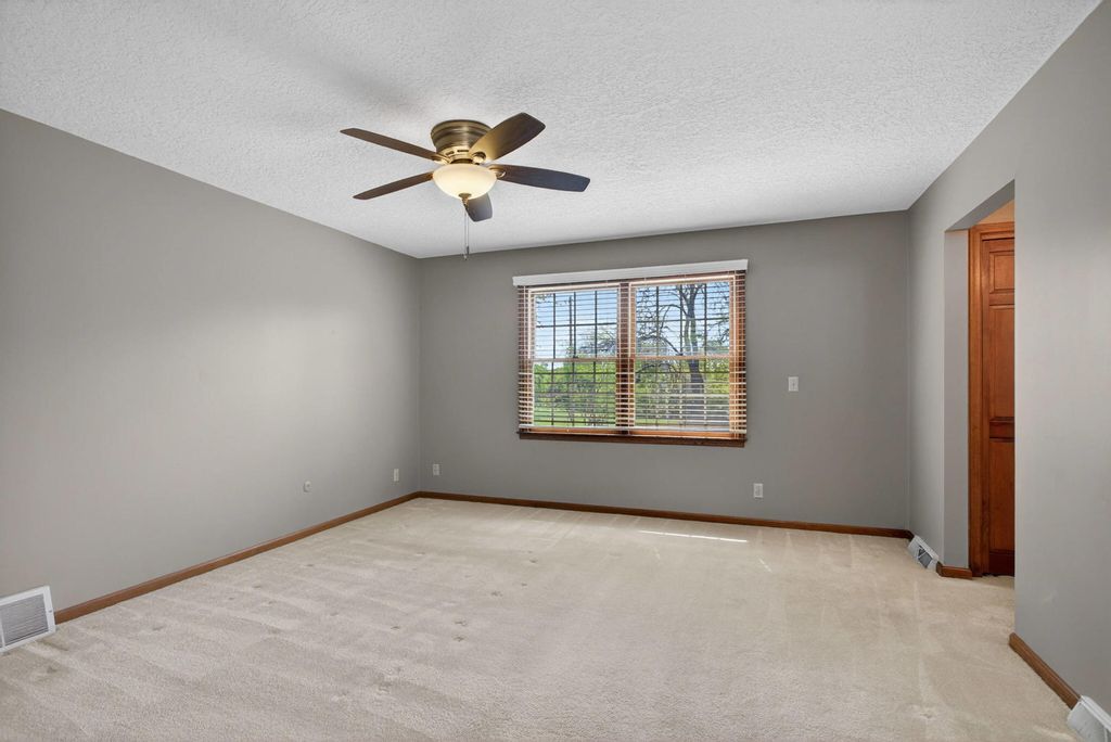 Image 39 of property listing at 3 Gingerwood Lane, Bettendorf, IA 52722