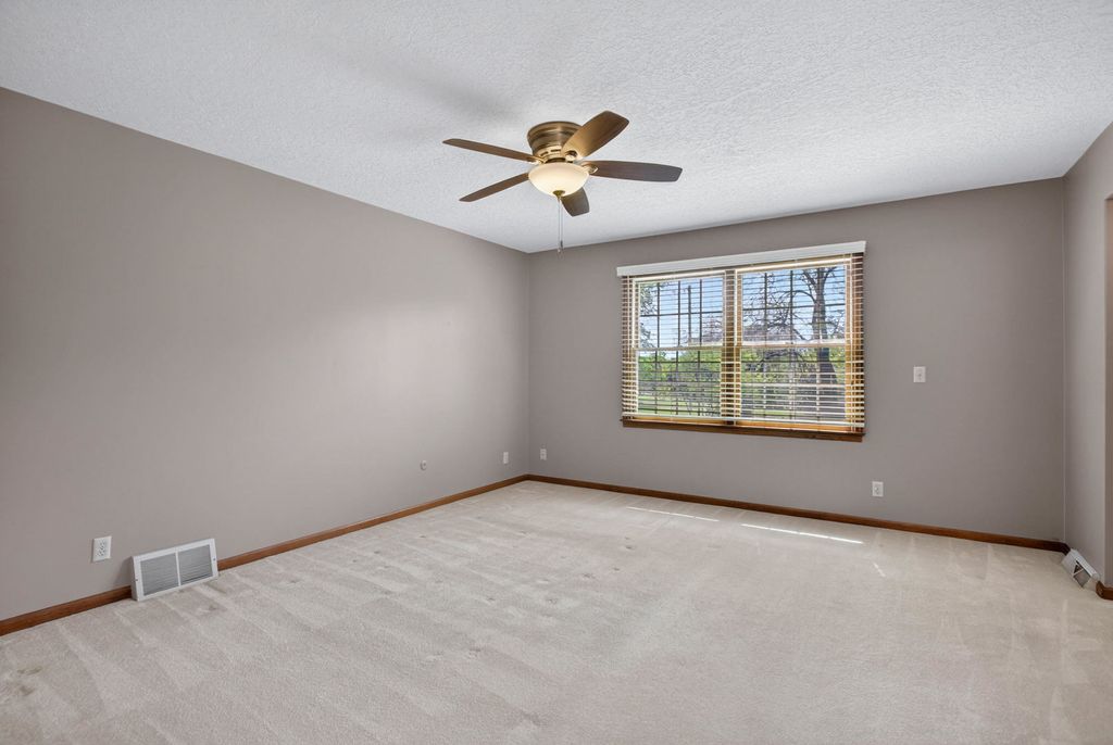 Image 40 of property listing at 3 Gingerwood Lane, Bettendorf, IA 52722
