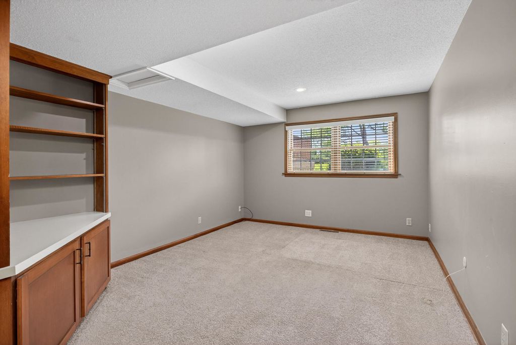 Image 41 of property listing at 3 Gingerwood Lane, Bettendorf, IA 52722