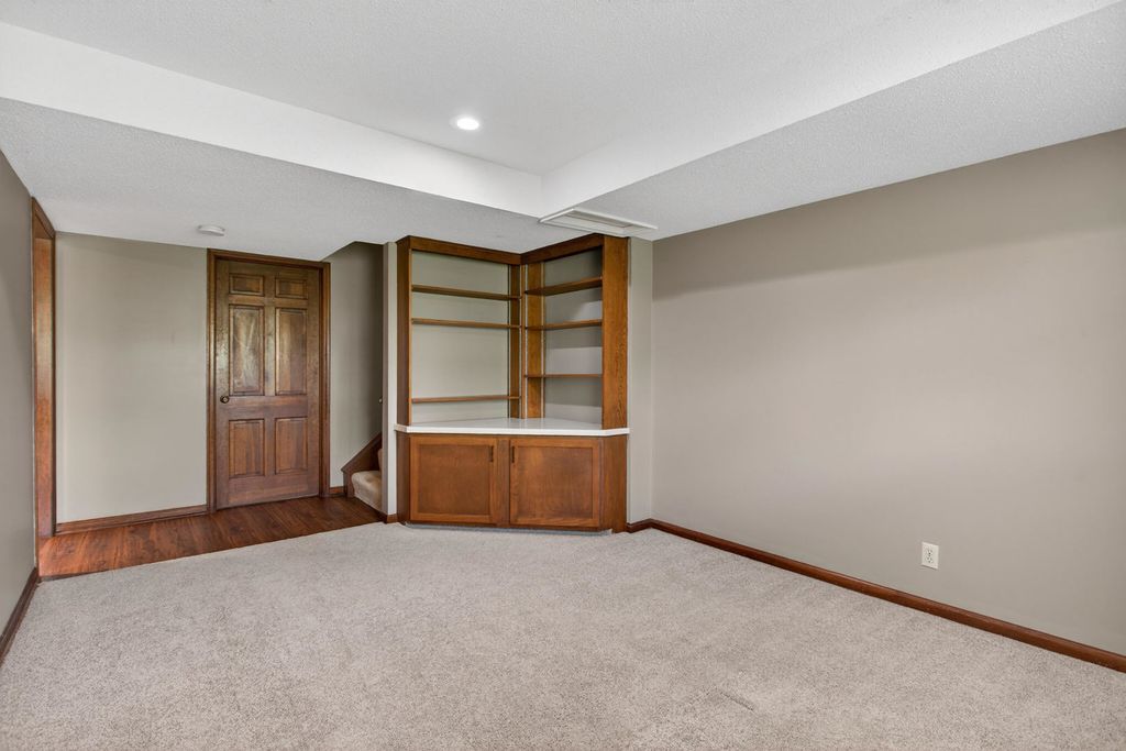 Image 42 of property listing at 3 Gingerwood Lane, Bettendorf, IA 52722