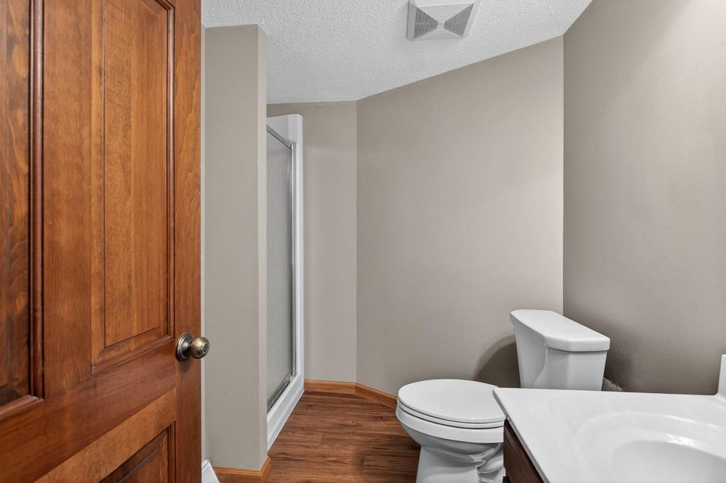Image 45 of property listing at 3 Gingerwood Lane, Bettendorf, IA 52722
