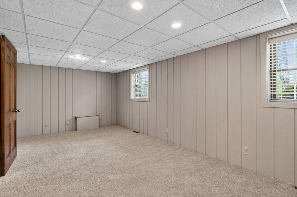 Image 48 of property listing at 3 Gingerwood Lane, Bettendorf, IA 52722