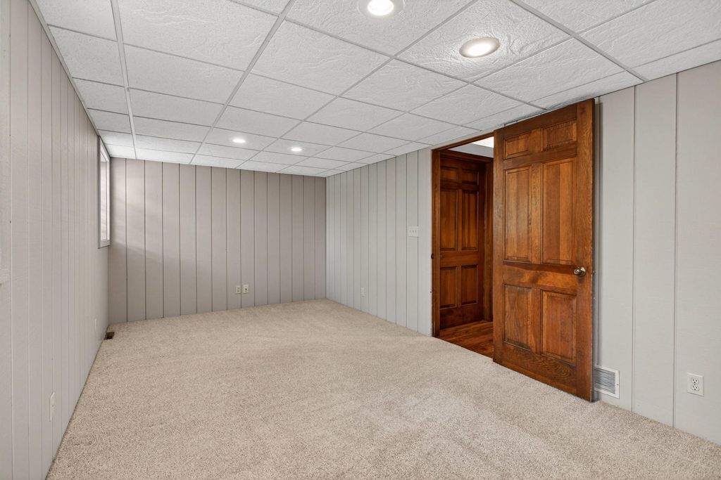 Image 49 of property listing at 3 Gingerwood Lane, Bettendorf, IA 52722
