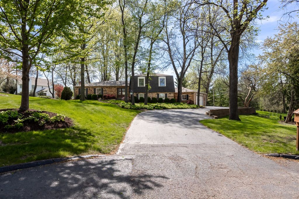 Image 50 of property listing at 3 Gingerwood Lane, Bettendorf, IA 52722