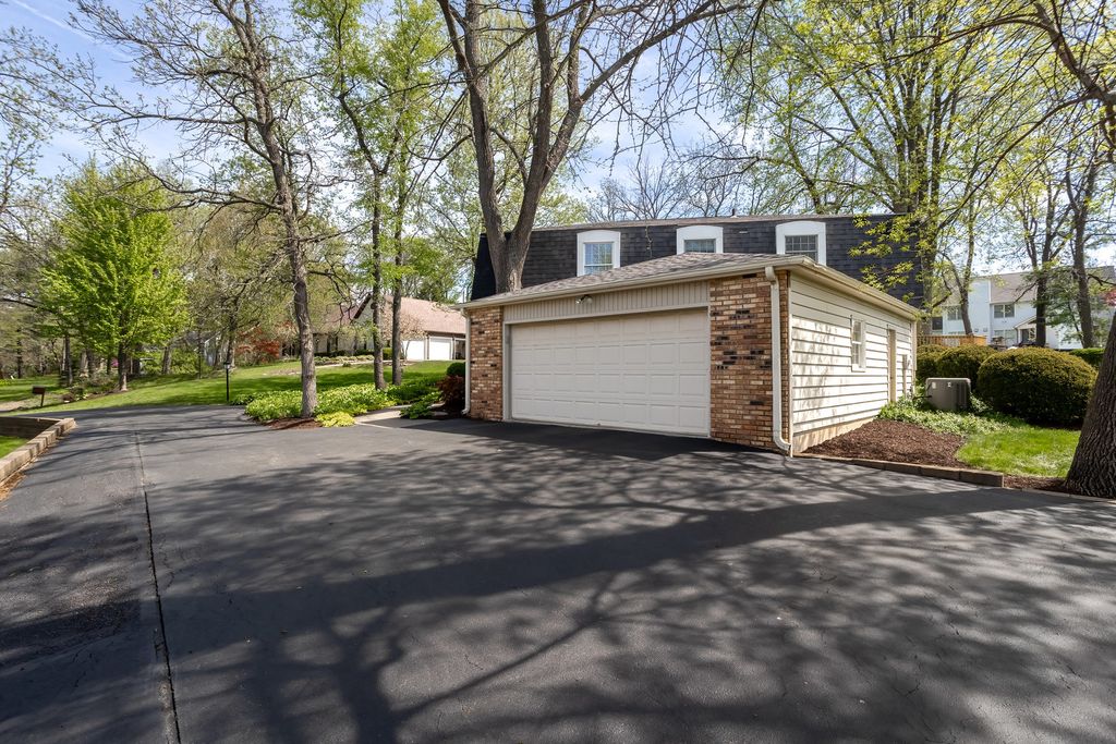 Image 55 of property listing at 3 Gingerwood Lane, Bettendorf, IA 52722