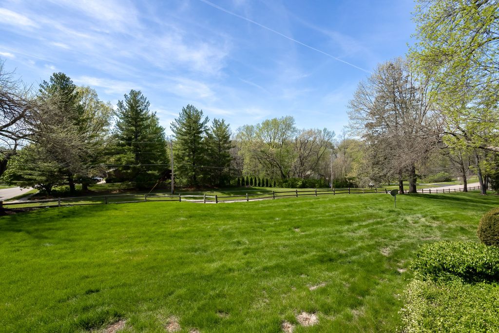 Image 63 of property listing at 3 Gingerwood Lane, Bettendorf, IA 52722