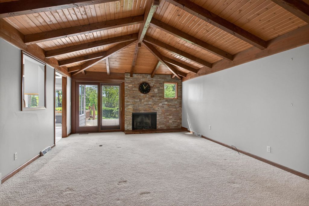 Image 8 of property listing at 3 Gingerwood Lane, Bettendorf, IA 52722