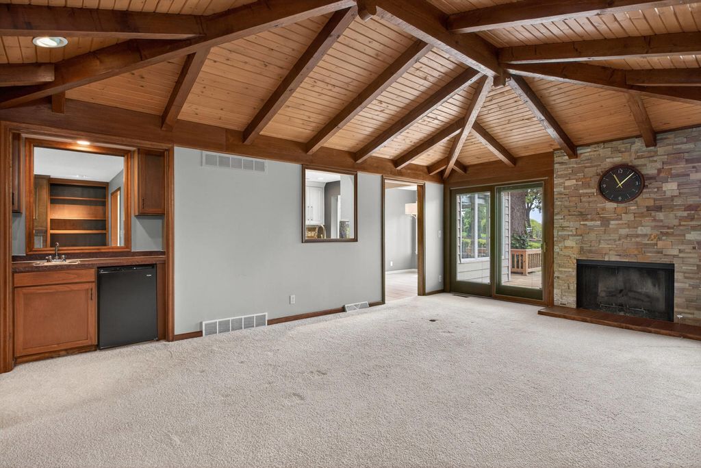 Image 9 of property listing at 3 Gingerwood Lane, Bettendorf, IA 52722