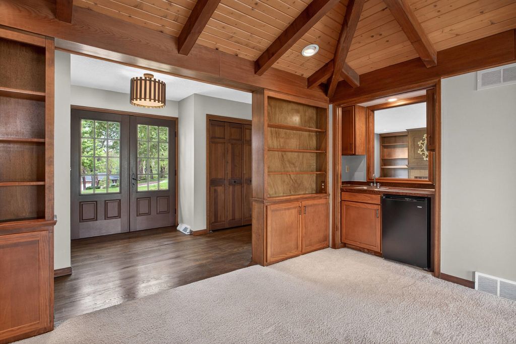 Image 10 of property listing at 3 Gingerwood Lane, Bettendorf, IA 52722