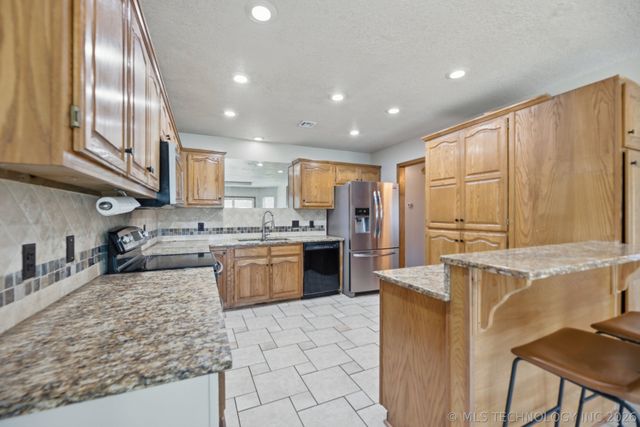 17621 E 80th Street North, Owasso, OK 74055