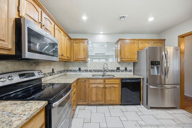 17621 E 80th Street North, Owasso, OK 74055