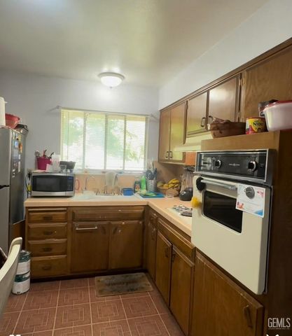 913 CHERRY HILLS Drive, Bakersfield, CA 93309