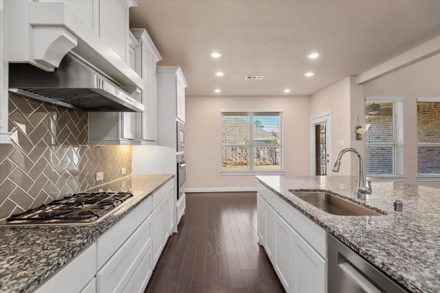 35 N Wheatleigh Drive, Tomball, TX 77375