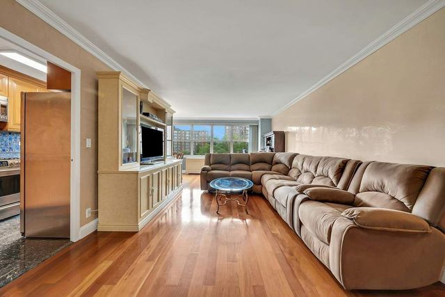 555 Kappock St Apt 9J, New York City, NY 10463