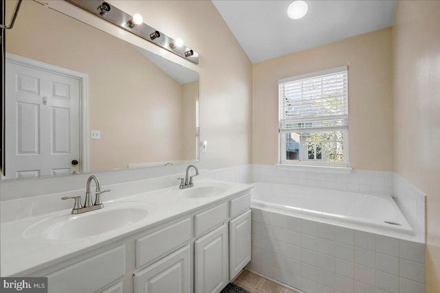 22019 BOX CAR SQ, Sterling, VA 20166