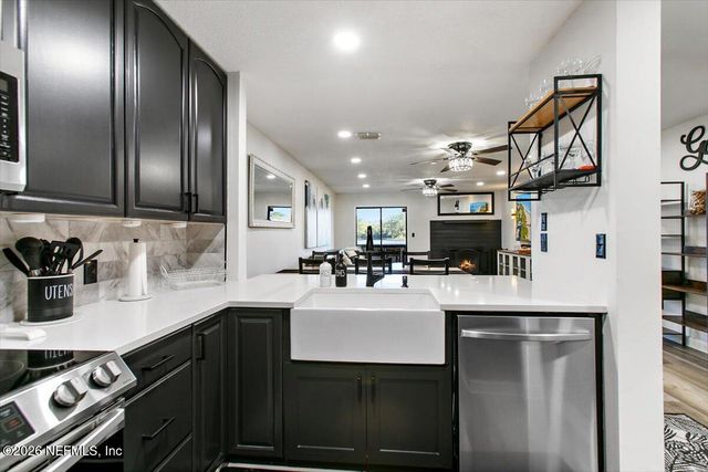 1307 RIVER HILLS Circle 9, Jacksonville, FL 32211