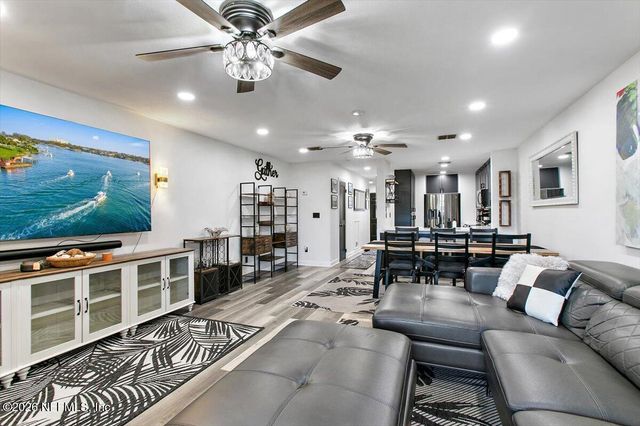 1307 RIVER HILLS Circle 9, Jacksonville, FL 32211