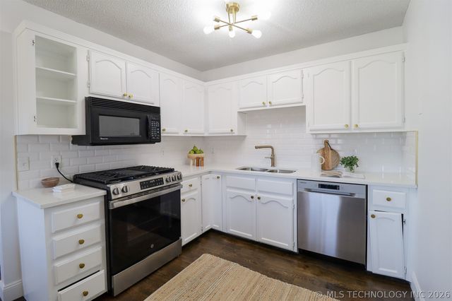 116 W 11th Street, Claremore, OK 74017