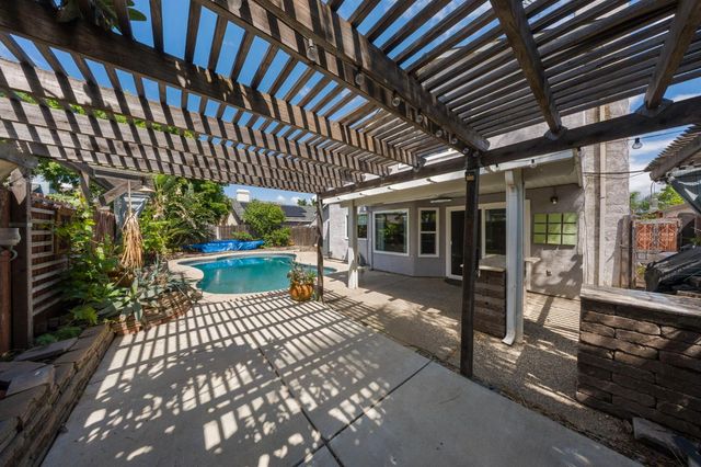 1071 Winters Dr, Manteca, CA 95337