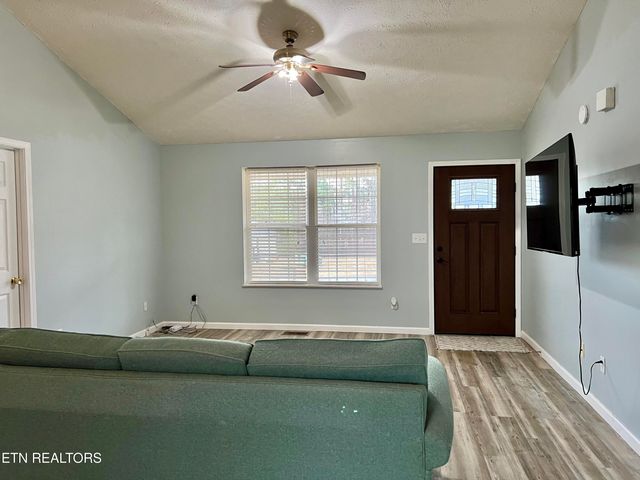 845 Quiet Oaks Way, Dandridge, TN 37725